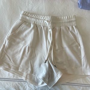 ALO yoga shorts in XS in off white